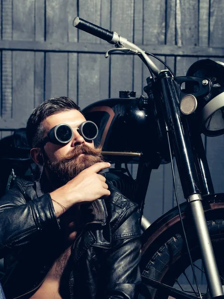 Skäggig man hipster biker — Stockfoto