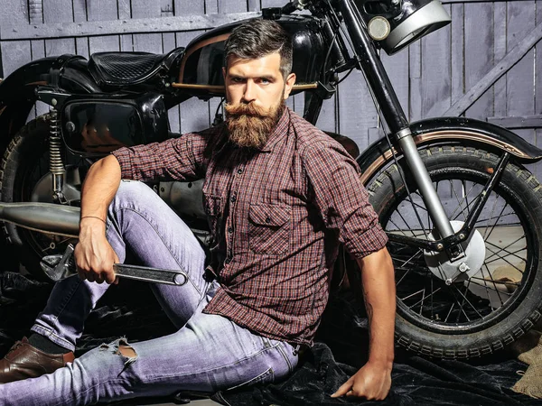 Sakallı adam hipster motorcu — Stok fotoğraf