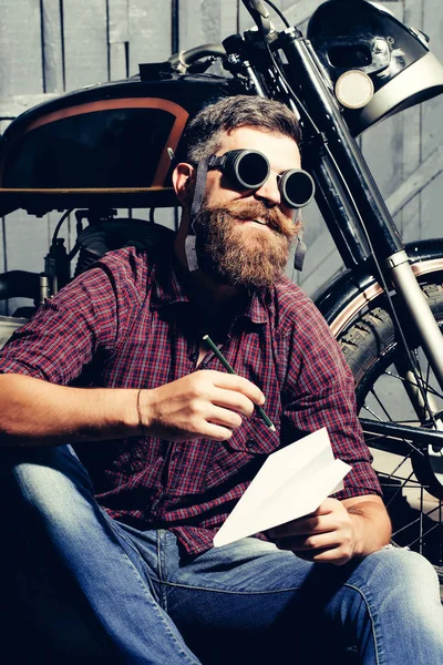 Uśmiechający się Brodaty mężczyzna hipster biker — Zdjęcie stockowe