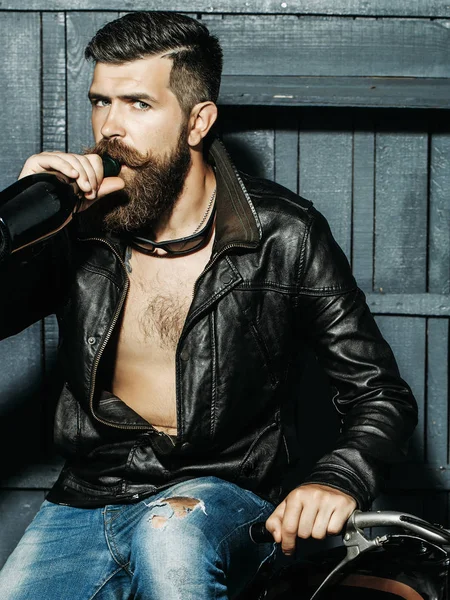Bearded man drinks from bottle — Stock Photo, Image