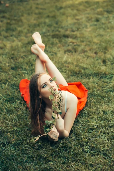 Vacker flicka på grönt gräs — Stockfoto
