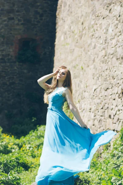Mooi meisje in blauwe jurk — Stockfoto