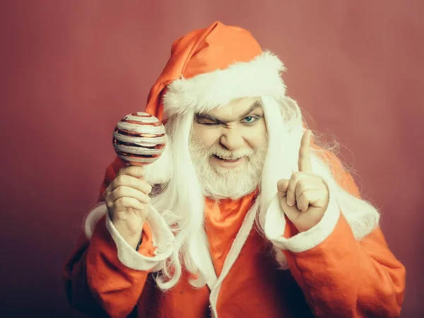 Grimasa vánoční muž s ozdobnou kuličkou — Stock fotografie