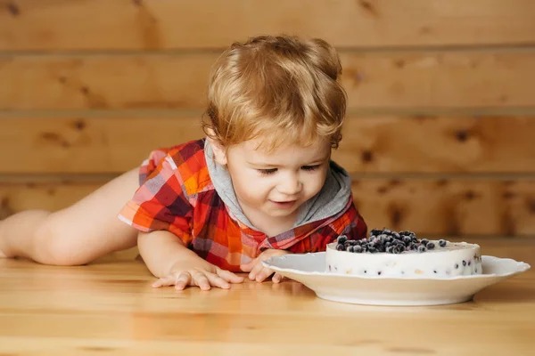 Χαριτωμένο αγόρι τρώει τούρτα — Φωτογραφία Αρχείου