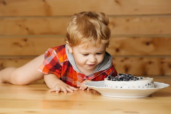 Leuke jongen eet cake — Stockfoto