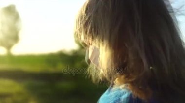 Yolun yakınlarında bir top oynamak çocuk