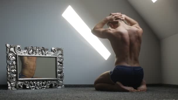 Ćwiczenia Crunch kulturystą na podłodze i refleksji abs w lustrze — Wideo stockowe