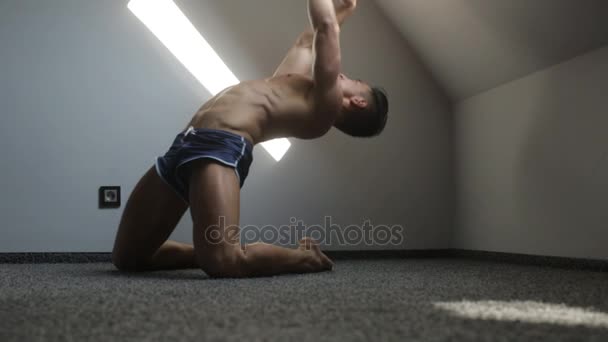 Man doing exercise — Stock Video