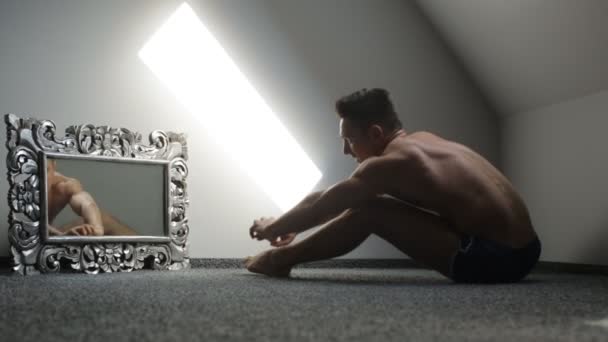 Naked athlete doing exercise near the mirror — Stock Video