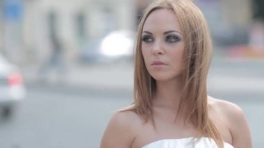 Şehirde bir yazlık elbise, yürümek