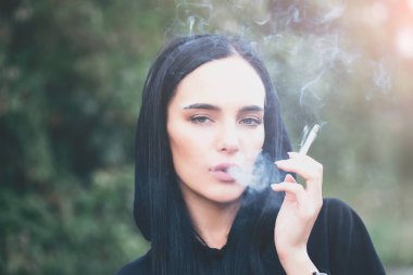 seksi esmer kız Sigara İçilmeyen