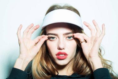 Güzel kız kirpik çeker