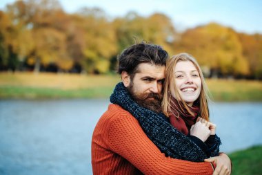 Sonbahar parkında genç bir çift