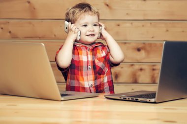 Sevimli çocuk görüşmeler telefonları üzerinde gülümseyen