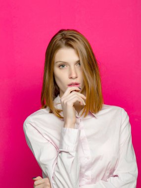 oldukça şık seksi sarışın kız