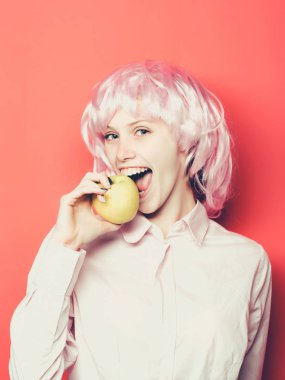 peruk içinde elma ile mutlu kız