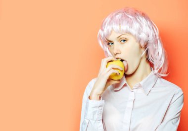 peruk içinde elma ile güzel kız