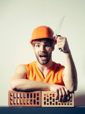 Seksi kaslı erkek yapıcı.