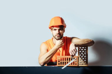 Seksi kaslı erkek yapıcı.