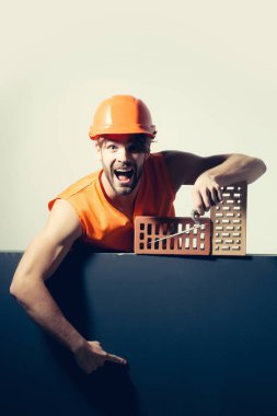 Seksi kaslı erkek yapıcı.