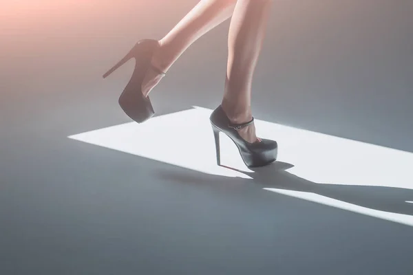 Weibliche sexy Beine in Schuhen — Stockfoto