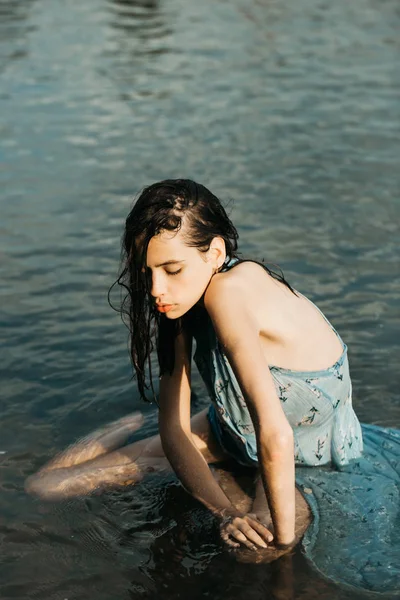Chica bonita en el agua —  Fotos de Stock
