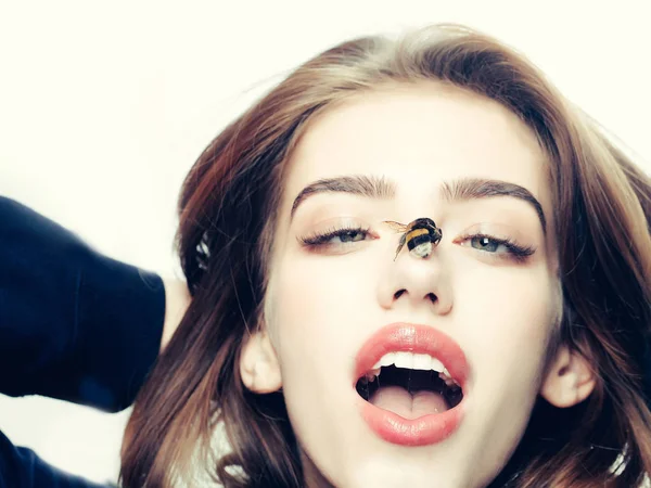 Chica bonita asustada con el abejorro —  Fotos de Stock