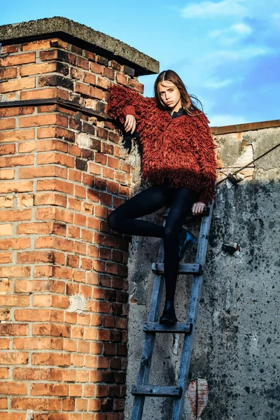 Menina bonita na escada de madeira — Fotografia de Stock