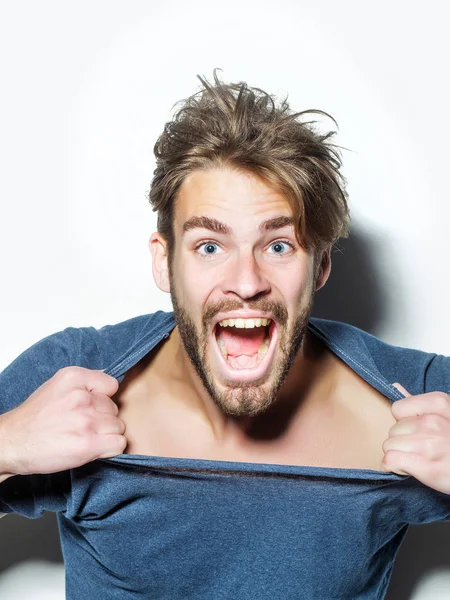 Ενθουσιασμένος ο άνθρωπος σχίζει Ανοίξτε tshirt — Φωτογραφία Αρχείου