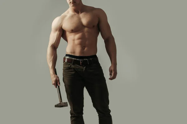 Sexy muskulöser Mann mit Hammer — Stockfoto