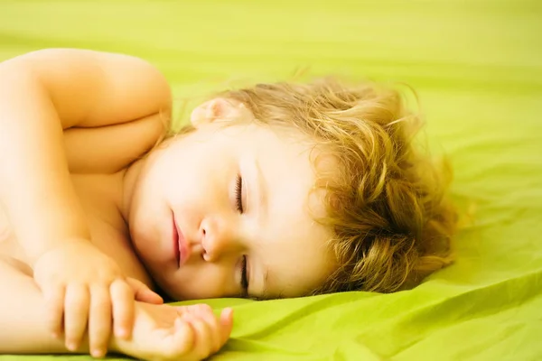 Bonito menino dorme — Fotografia de Stock