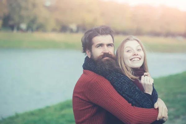 Pareja joven en otoño parque —  Fotos de Stock