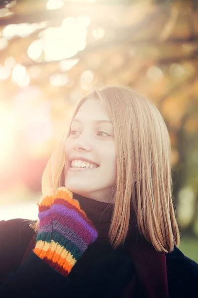 Jolie fille avec des feuilles d'automne — Photo