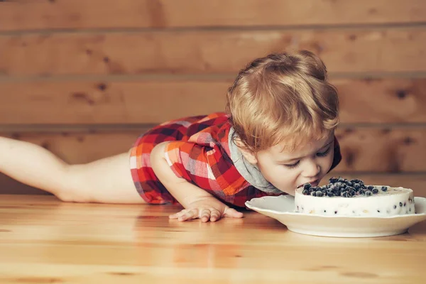 Leuke jongen eet cake — Stockfoto