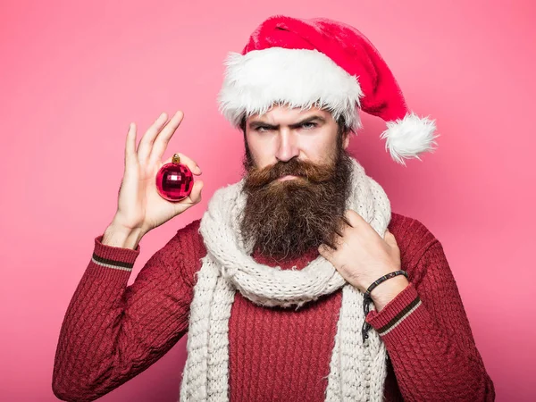 Hombre de Navidad con bola decorativa —  Fotos de Stock