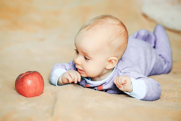 小さな赤ちゃんと赤いリンゴ — ストック写真