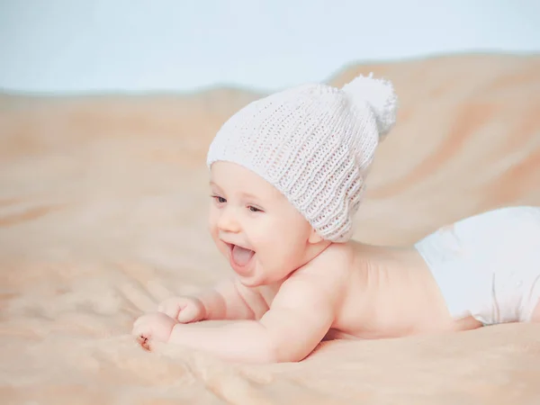 Mały chłopczyk w biały kapelusz z dzianiny — Zdjęcie stockowe