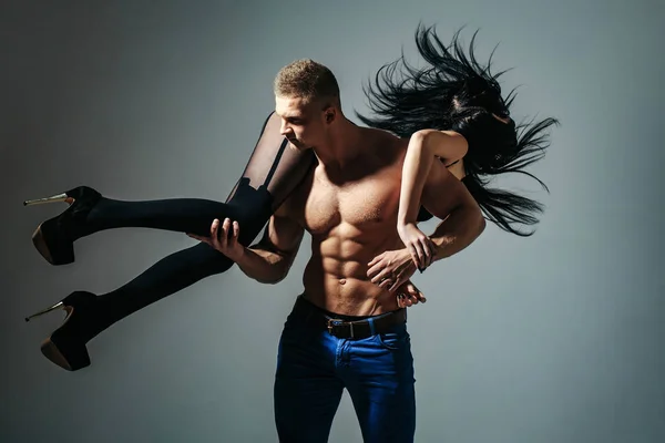 Muscular man and sexy girl — Stock Photo, Image