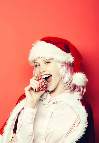 Рождественская улыбающаяся девушка с украшением — стоковое фото