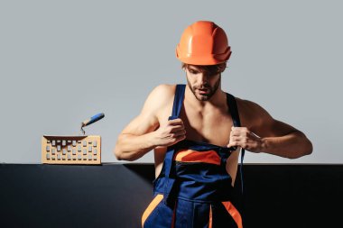 Seksi kaslı erkek yapıcı.