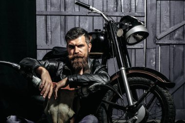 Sakallı adam hipster motorcu