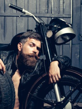 Sakallı adam hipster motorcu