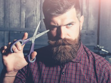 sakallı adam berber makası