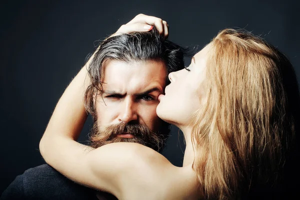 Sexy man en vrouw omarmen — Stockfoto