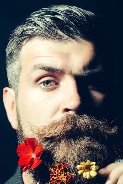 Man met bloemen in baard — Stockfoto