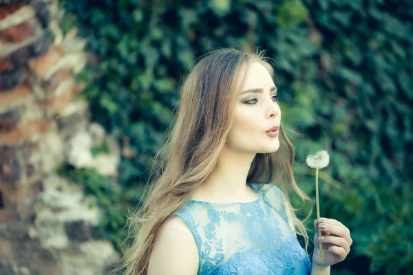 Pretty girl with dandelion flower — Stock Photo, Image