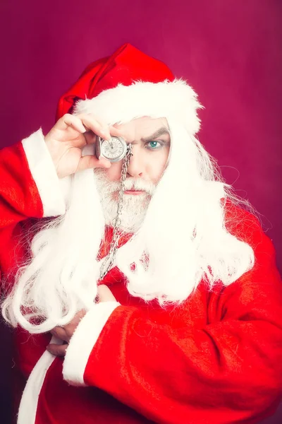 Ernstige kerst man met klok op ketting — Stockfoto