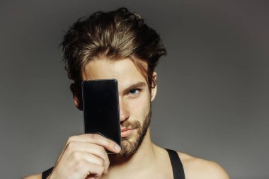 yakışıklı erkek ile smartphone