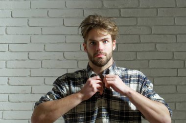 Şaşırmış yakışıklı adam düğmeleri gömlek