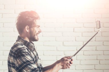 Neşeli adam selfie sopa kullanır